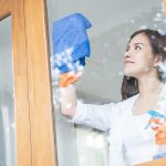 Ingin Jendela Kaca yang Bersih Mengkilap? Simak Tips Berikut!